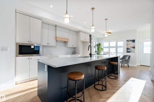7509 Rowland Road, Edmonton, AB - Indoor Photo Showing Kitchen With Upgraded Kitchen