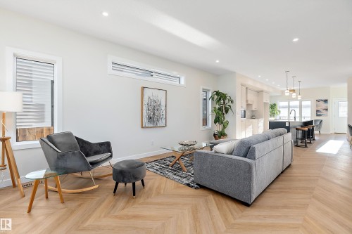 7509 Rowland Road, Edmonton, AB - Indoor Photo Showing Living Room