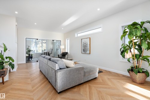 7509 Rowland Road, Edmonton, AB - Indoor Photo Showing Living Room