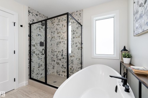 7509 Rowland Road, Edmonton, AB - Indoor Photo Showing Bathroom