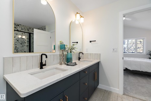 7509 Rowland Road, Edmonton, AB - Indoor Photo Showing Bathroom