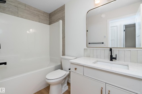 7509 Rowland Road, Edmonton, AB - Indoor Photo Showing Bathroom