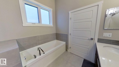 7515 173 Avenue, Edmonton, AB - Indoor Photo Showing Bathroom