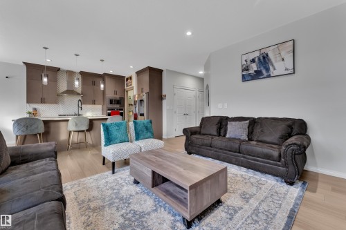 2356 53 Street Sw, Edmonton, AB - Indoor Photo Showing Living Room