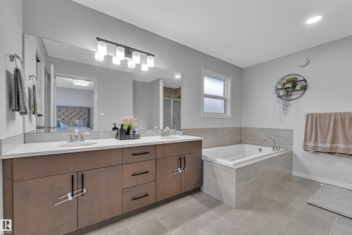 2356 53 Street Sw, Edmonton, AB - Indoor Photo Showing Bathroom