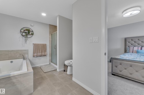 2356 53 Street Sw, Edmonton, AB - Indoor Photo Showing Bathroom