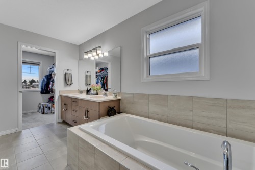 2356 53 Street Sw, Edmonton, AB - Indoor Photo Showing Bathroom