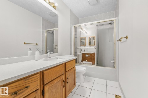 Edmonton, AB - Indoor Photo Showing Bathroom