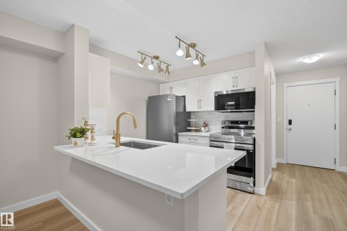 109 5804 Mullen Place, Edmonton, AB - Indoor Photo Showing Kitchen With Upgraded Kitchen