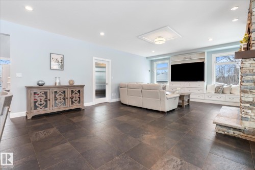 8 53305 Rge Road 273, Rural Parkland County, AB - Indoor Photo Showing Living Room