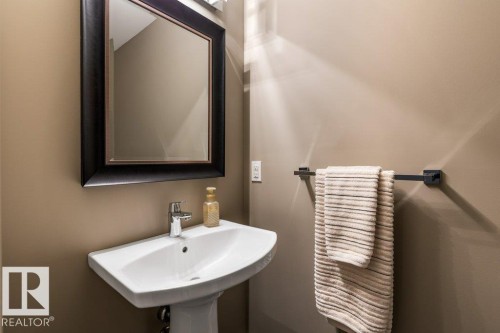 4522 Donsdale Drive Nw, Edmonton, AB - Indoor Photo Showing Bathroom