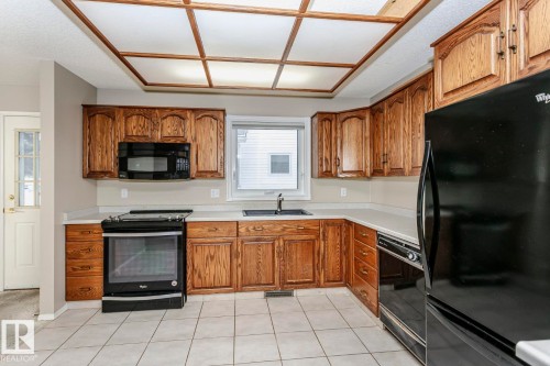 3240 38 Avenue, Edmonton, AB - Indoor Photo Showing Kitchen