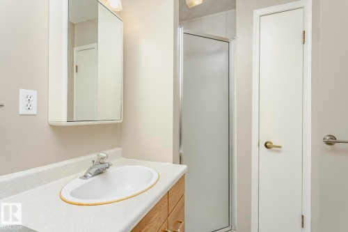3240 38 Avenue, Edmonton, AB - Indoor Photo Showing Bathroom