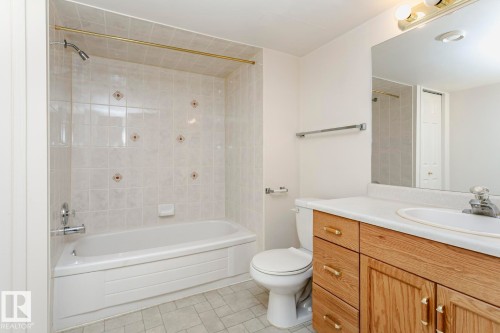 3240 38 Avenue, Edmonton, AB - Indoor Photo Showing Bathroom