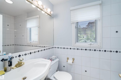 10812 5 Avenue, Edmonton, AB - Indoor Photo Showing Bathroom