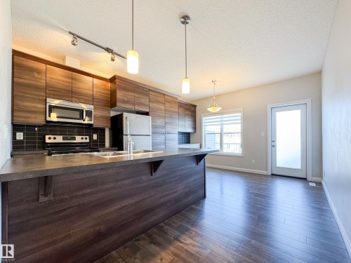 40 3710 Allan Drive, Edmonton, AB - Indoor Photo Showing Kitchen