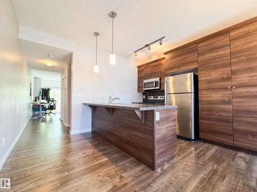 40 3710 Allan Drive, Edmonton, AB - Indoor Photo Showing Kitchen