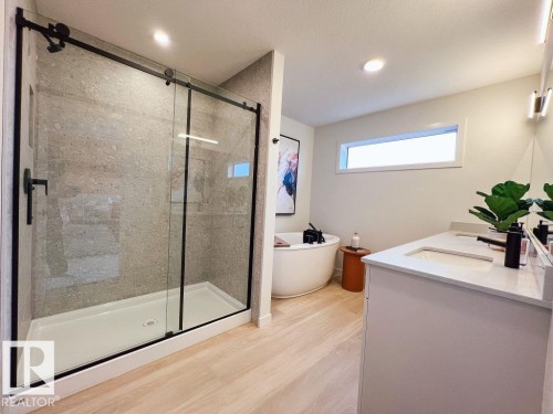 7451 Klapstein Crescent, Edmonton, AB - Indoor Photo Showing Bathroom