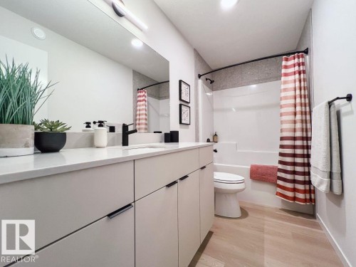 7451 Klapstein Crescent, Edmonton, AB - Indoor Photo Showing Bathroom