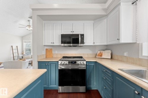 14076 152 Avenue, Edmonton, AB - Indoor Photo Showing Kitchen