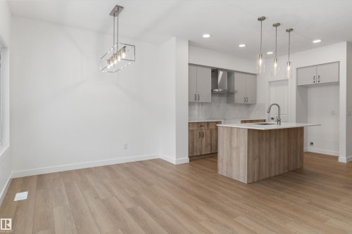 919 19 Avenue, Edmonton, AB - Indoor Photo Showing Kitchen