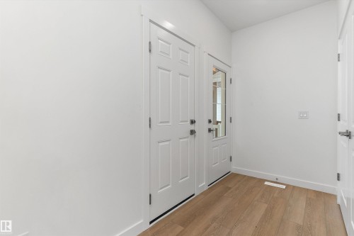 919 19 Avenue, Edmonton, AB - Indoor Photo Showing Other Room