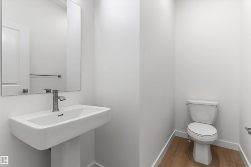 919 19 Avenue, Edmonton, AB - Indoor Photo Showing Bathroom