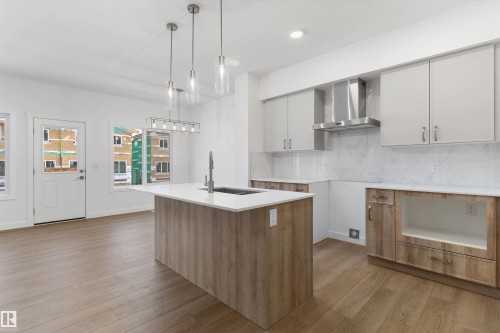 919 19 Avenue, Edmonton, AB - Indoor Photo Showing Kitchen