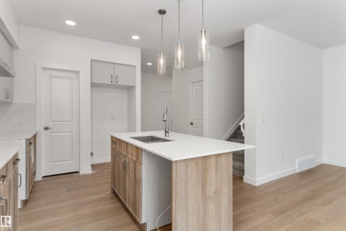 919 19 Avenue, Edmonton, AB - Indoor Photo Showing Kitchen