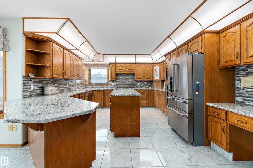 93 Cormack Crescent, Edmonton, AB - Indoor Photo Showing Kitchen