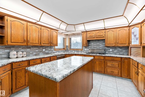93 Cormack Crescent, Edmonton, AB - Indoor Photo Showing Kitchen