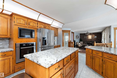 93 Cormack Crescent, Edmonton, AB - Indoor Photo Showing Kitchen