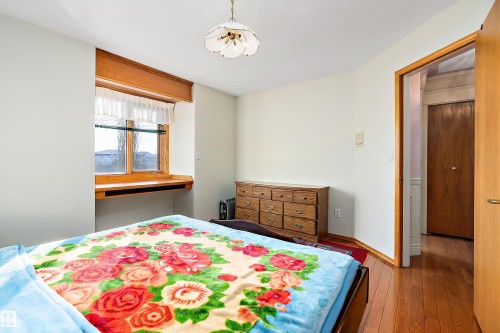 93 Cormack Crescent, Edmonton, AB - Indoor Photo Showing Bedroom