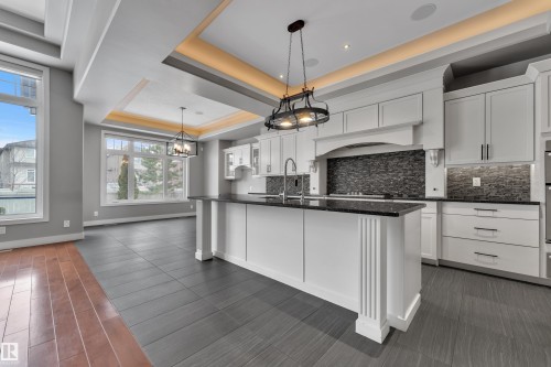 4107 Westcliff Heath, Edmonton, AB - Indoor Photo Showing Kitchen With Upgraded Kitchen