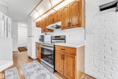 5 1033 Youville Drive W, Edmonton, AB - Indoor Photo Showing Kitchen