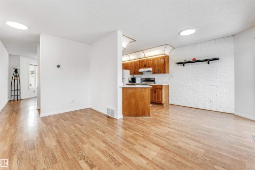 5 1033 Youville Drive W, Edmonton, AB - Indoor Photo Showing Kitchen