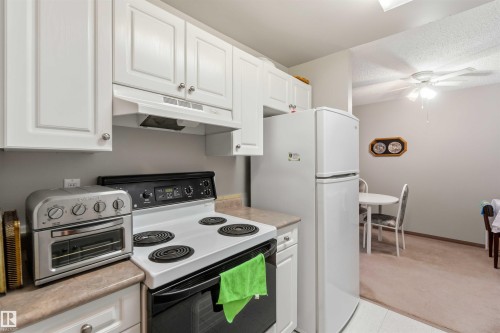 214 4608 52 Avenue, Stony Plain, AB - Indoor Photo Showing Kitchen