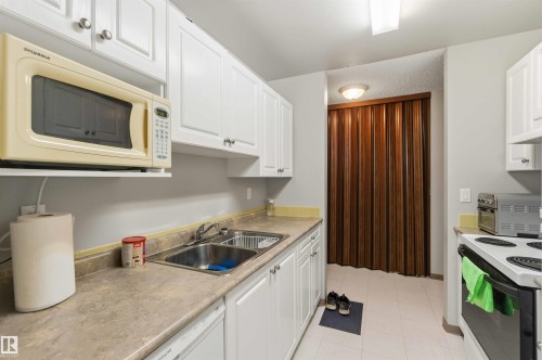 214 4608 52 Avenue, Stony Plain, AB - Indoor Photo Showing Kitchen With Double Sink
