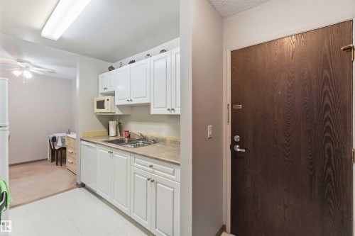 214 4608 52 Avenue, Stony Plain, AB - Indoor Photo Showing Kitchen With Double Sink