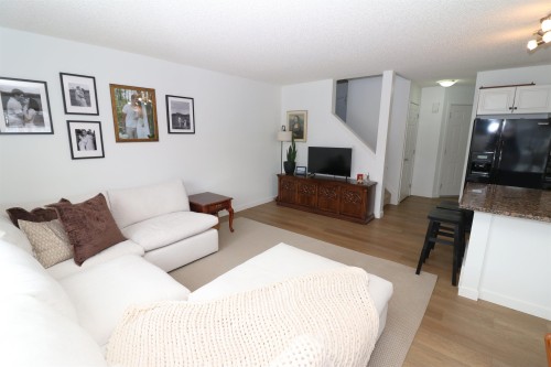 75 120 Magrath Road, Edmonton, AB - Indoor Photo Showing Living Room
