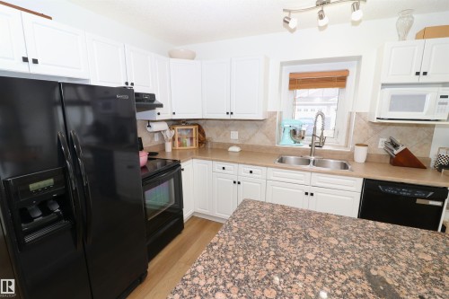 75 120 Magrath Road, Edmonton, AB - Indoor Photo Showing Kitchen With Double Sink