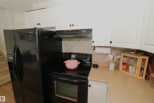 75 120 Magrath Road, Edmonton, AB - Indoor Photo Showing Kitchen