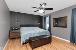 Spacious primary bedroom with an accent wall, laminate flooring, 4-piece ensuite and walk-in closet - 