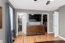 Spacious primary bedroom with an accent wall, laminate flooring, 4-piece ensuite and walk-in closet - 