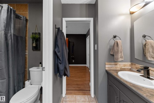4-piece Jack & Jill bath between the 2nd and 3rd bedrooms upstairs - 5628 188A Street, Edmonton, AB - Indoor Photo Showing Bathroom