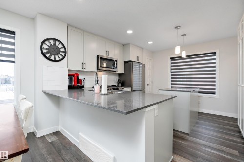 1 3305 Orchards Link, Edmonton, AB - Indoor Photo Showing Kitchen