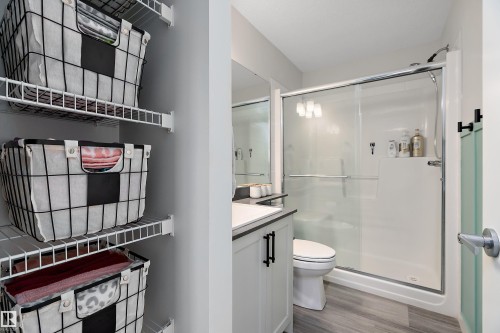 1 3305 Orchards Link, Edmonton, AB - Indoor Photo Showing Bathroom