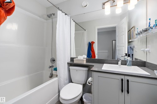 1 3305 Orchards Link, Edmonton, AB - Indoor Photo Showing Bathroom