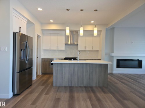19007 20 Avenue, Edmonton, AB - Indoor Photo Showing Kitchen With Upgraded Kitchen