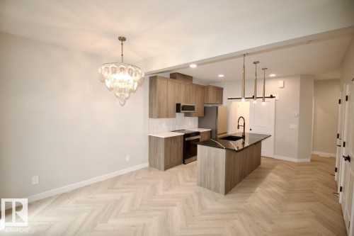Upper 6414 27 Avenue, Edmonton, AB - Indoor Photo Showing Kitchen